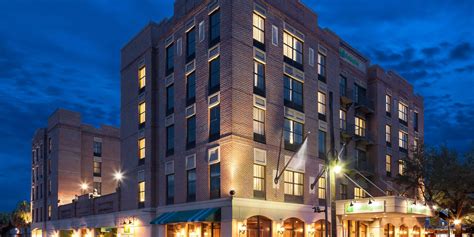 days inn savannah historic district.